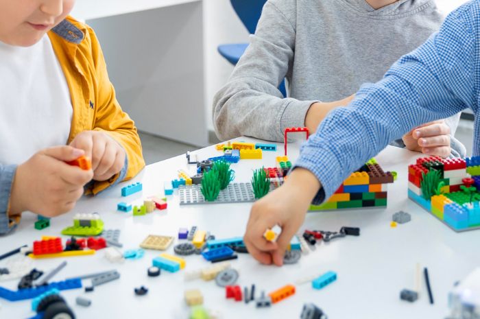 Kids building with Legos