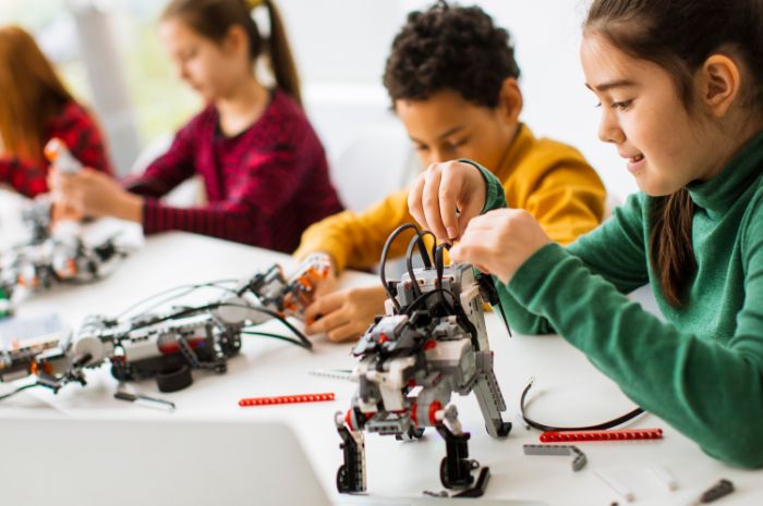 kids building robots